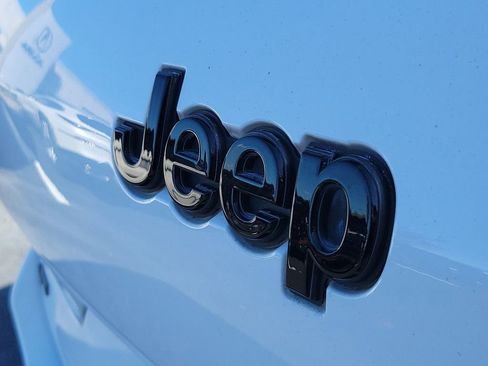 Used 2022 Jeep Grand Cherokee L Laredo image 8