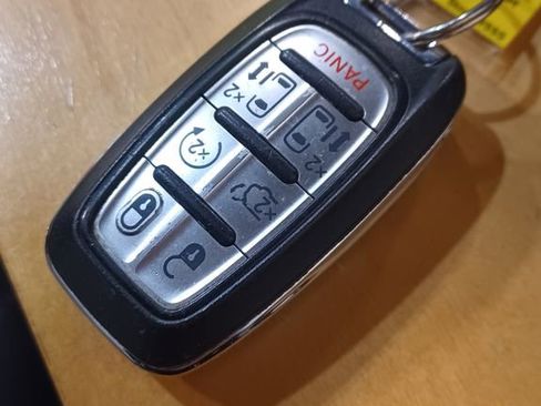 Used 2017 Chrysler Pacifica Touring-L image 9