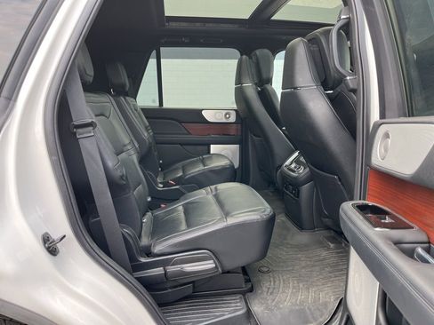 Used 2021 Lincoln Navigator Reserve AWD/4WD image 3