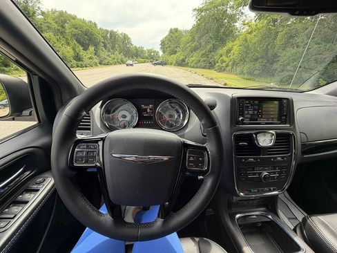 Used 2016 Chrysler Town & Country S FWD image 13