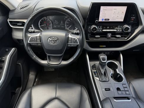 Used 2023 Toyota Highlander XLE FWD image 12