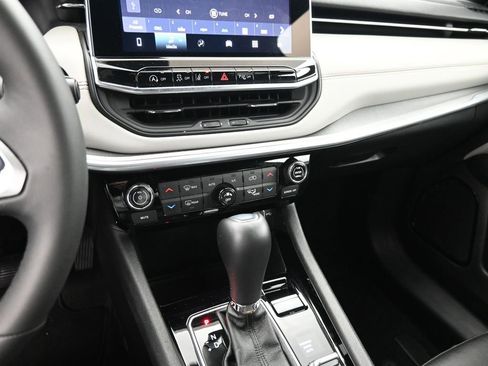 Used 2025 Jeep Compass Limited image 35