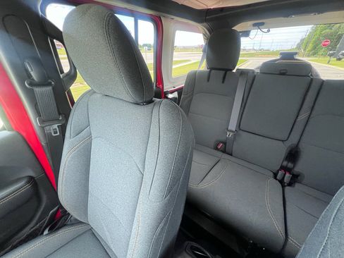 Used 2025 Jeep Wrangler Sahara image 27