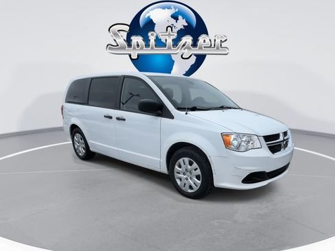 Used 2019 Dodge Grand Caravan SE w/ UConnect Hands-Free Group image 2