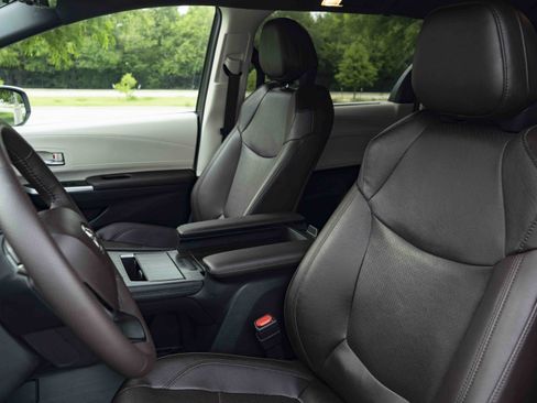 Used 2024 Toyota Sienna Platinum FWD image 17