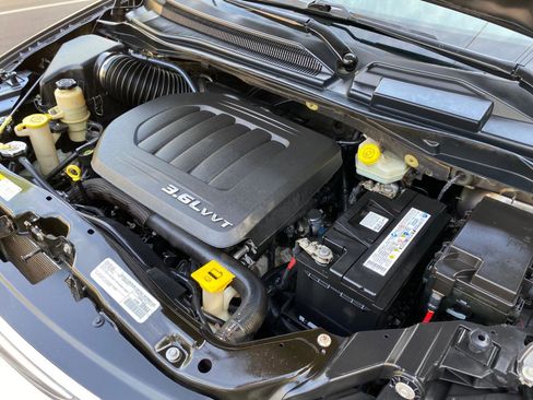 Used 2016 Chrysler Town & Country Touring image 18