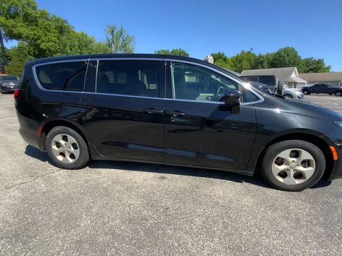 Used 2017 Chrysler Pacifica LX w/ Tire & Wheel Group FWD image 9