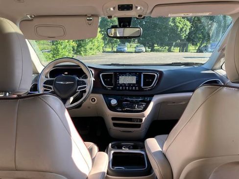 Used 2020 Chrysler Pacifica Limited FWD image 11
