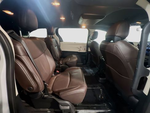 Used 2021 Toyota Sienna Platinum AWD/4WD image 23