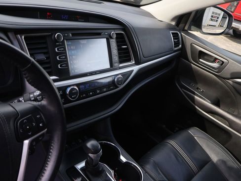 Used 2017 Toyota Highlander SE AWD/4WD image 25