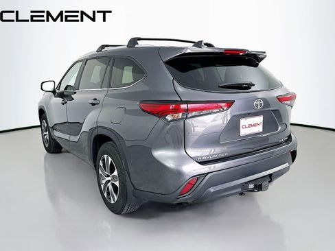 Used 2023 Toyota Highlander XLE AWD/4WD image 10