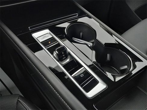 Used 2025 Volkswagen Atlas SE image 23