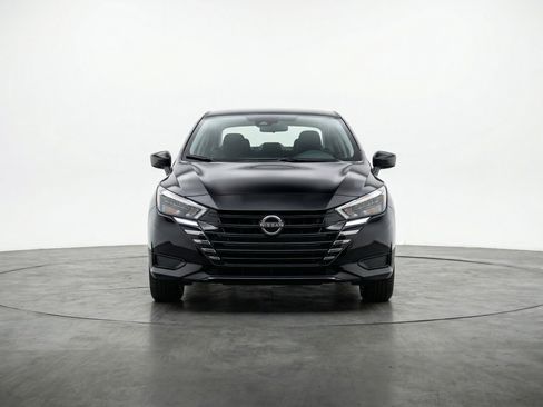 Used 2025 Nissan Versa SV image 2