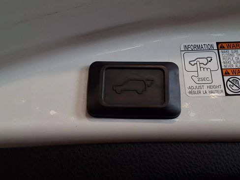 Used 2018 Toyota RAV4 Limited AWD/4WD image 8