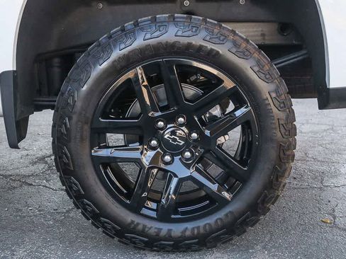 Used 2025 Chevrolet Silverado 1500 Custom Trail Boss w/ Dark Appearance Package AWD/4WD image 10