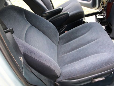 Used 2001 Chrysler Town & Country LX FWD image 40