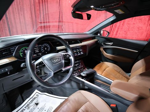 Used 2021 Audi e-tron Premium w/ Convenience Plus Package image 12