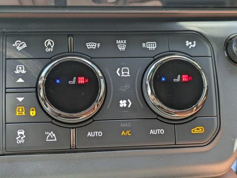 New 2026 Land Rover Defender 110 OCTA AWD/4WD image 25