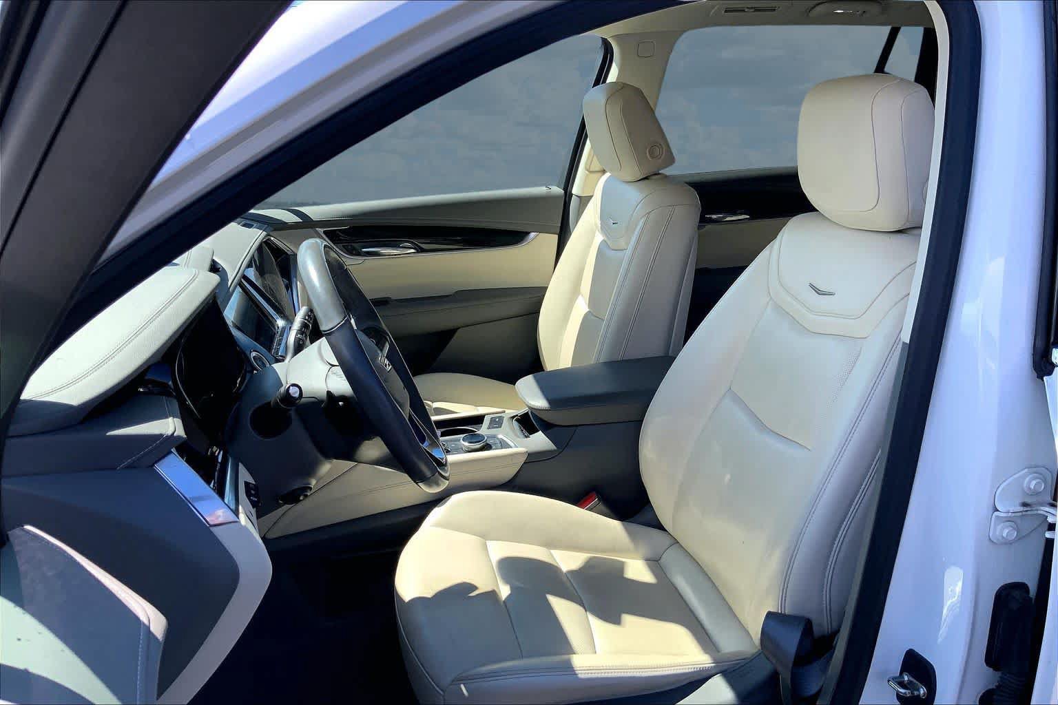 Used 2023 Cadillac XT6 Premium Luxury w/ Technology Package FWD image 11