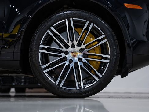 Used 2016 Porsche Cayenne Turbo S w/ Premium Package Plus image 48