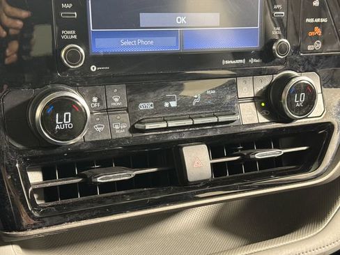 Used 2022 Toyota Highlander LE AWD/4WD image 34