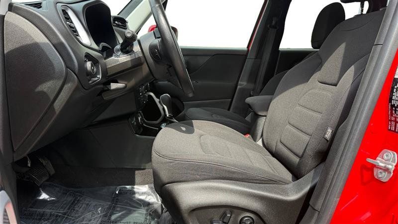 Used 2018 Jeep Renegade Latitude w/ UConnect 8.4 Nav Group AWD/4WD image 10
