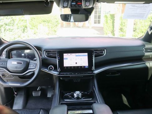 Used 2023 Jeep Wagoneer 4WD w/ Premium Group I image 28