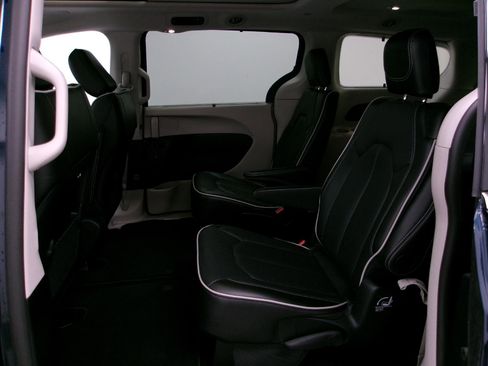 Used 2024 Chrysler Pacifica Limited AWD/4WD image 11