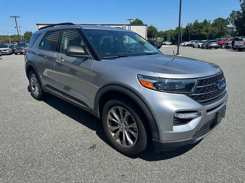 Used 2020 Ford Explorer XLT w/ Equipment Group 202A AWD/4WD image 9