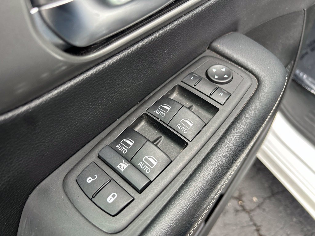 Used 2025 Chrysler Pacifica Select FWD image 16