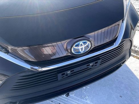 Used 2022 Toyota Venza LE image 32