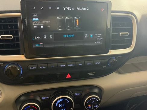 Used 2022 Hyundai Venue Limited image 17