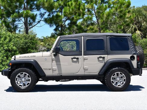 Used 2018 Jeep Wrangler Unlimited Rubicon w/ Connectivity Group AWD/4WD image 25