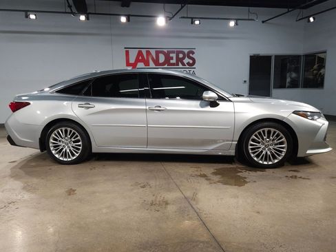 Used 2022 Toyota Avalon Limited image 8