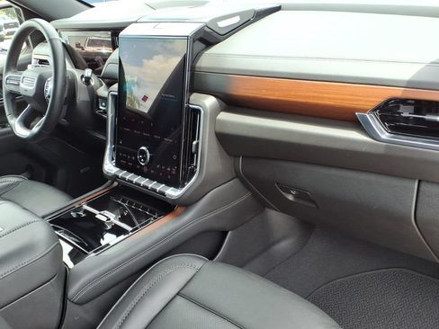 Used 2025 GMC Yukon Denali RWD image 11