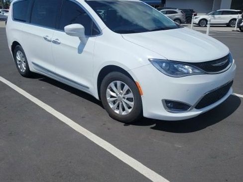 Used 2018 Chrysler Pacifica Touring-L w/ Advanced Safetytec Group FWD image 5