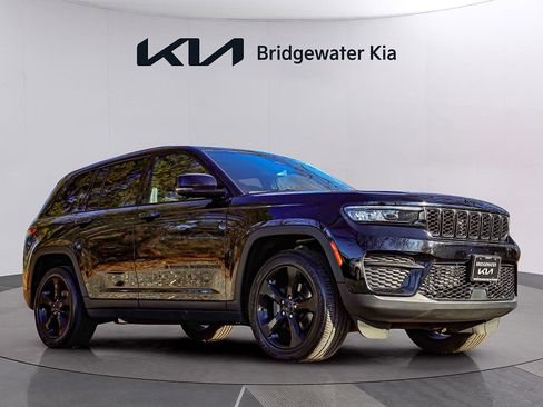 Used 2023 Jeep Grand Cherokee Altitude image 7