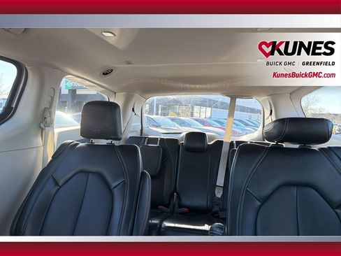 Used 2024 Chrysler Pacifica Touring-L image 32