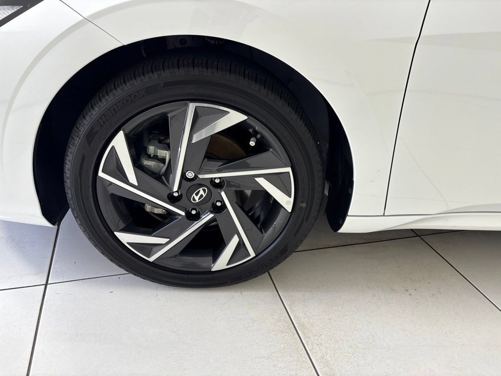 New 2025 Hyundai Elantra SEL FWD image 9