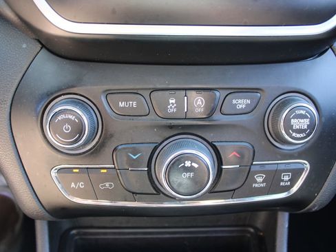 Used 2019 Jeep Cherokee Latitude w/ Popular Appearance Group image 24