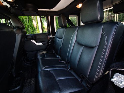 Used 2015 Jeep Wrangler Unlimited Rubicon AWD/4WD image 8