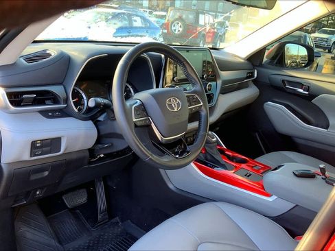 Used 2021 Toyota Highlander XLE FWD image 17