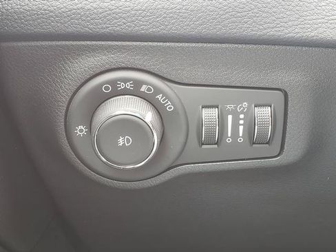Used 2018 Jeep Compass Latitude w/ Popular Equipment Group FWD image 29