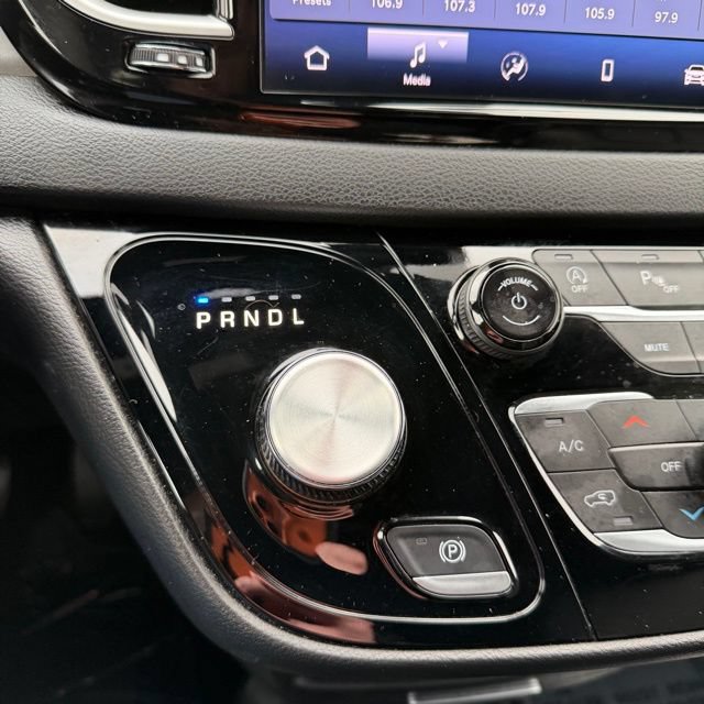 Used 2025 Chrysler Pacifica Select FWD image 32