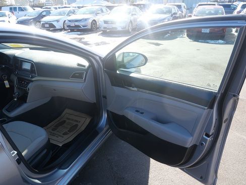 Used 2017 Hyundai Elantra SE image 20