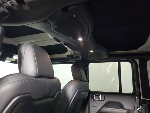 Used 2025 Jeep Wrangler Unlimited Rubicon image 24