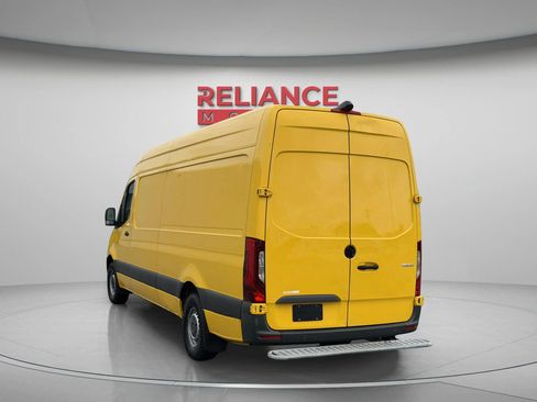 Used 2021 Mercedes-Benz Sprinter 2500 image 4