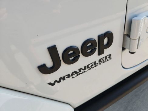 Used 2022 Jeep Wrangler Unlimited Sahara w/ Cold Weather Group AWD/4WD image 32