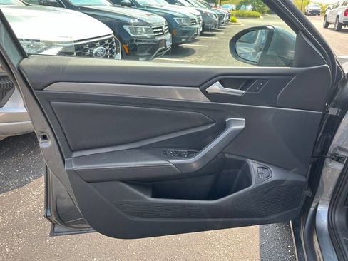Used 2024 Volkswagen Jetta SE FWD image 9
