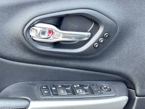 Used 2018 Jeep Cherokee Overland w/ Technology Group AWD/4WD image 12